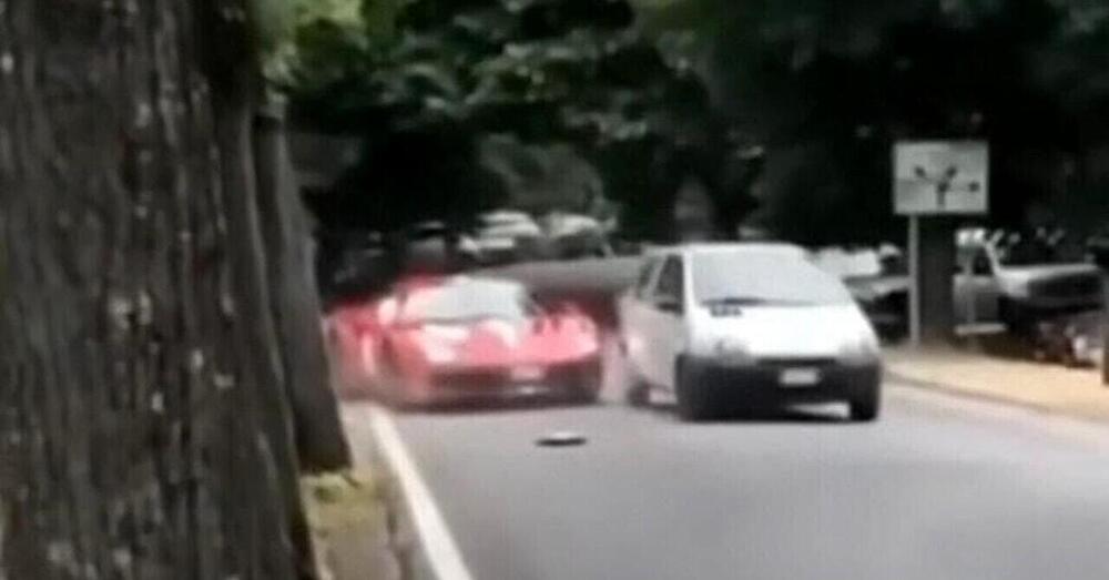 Non ditelo a Shakira: una Twingo sfida una Ferrari e la distrugge: Il video &egrave; gi&agrave; virale