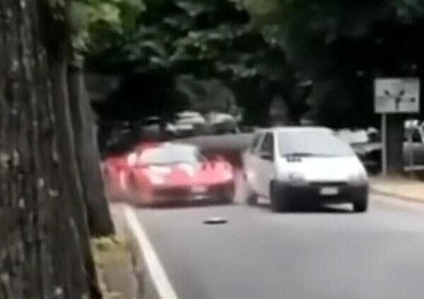 Non ditelo a Shakira: una Twingo sfida una Ferrari e la distrugge: Il video &egrave; gi&agrave; virale