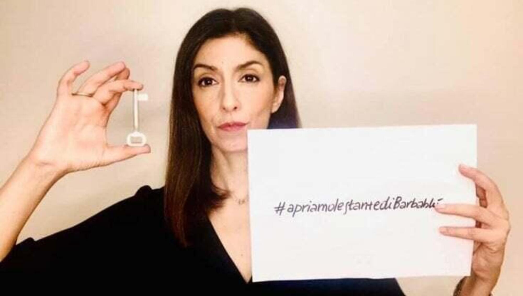 L&#039;attrice Cinzia Span&ograve; con in mano l&#039;hashtag e la chiave, nella posa diventata virale e lanciata dal collettivo Amleta