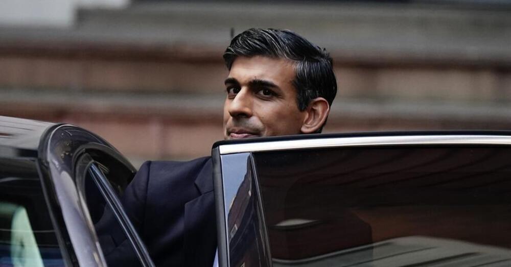 Ecco perch&eacute; il premier britannico Rishi Sunak &egrave; stato multato [VIDEO]