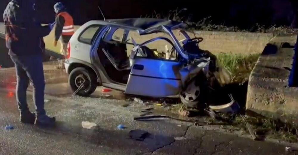 I genitori vedono l&#039;auto contro il muro e capiscono che &egrave; quella dei figli. Non c&#039;&egrave; stato nulla da fare