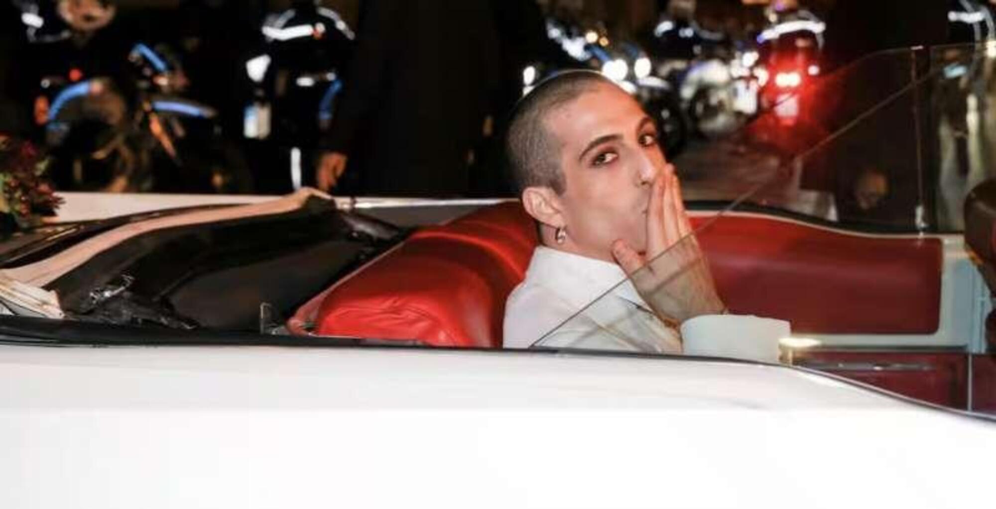 Damiano dei Maneskin arriva in Cadillac all'evento romano di lancio del nuovo disco