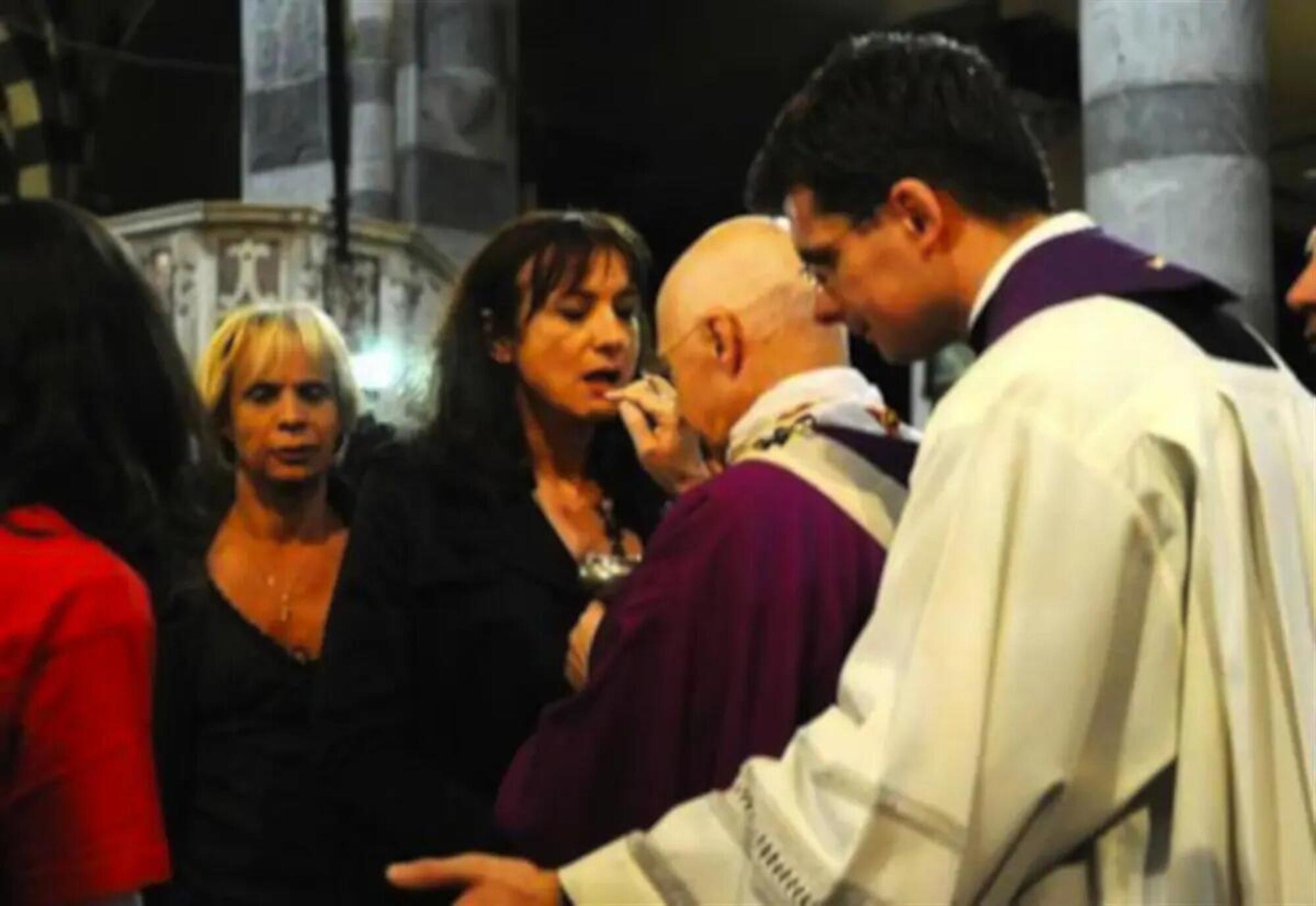 Vladimir Luxuria mentre fa la comunione in chiesa