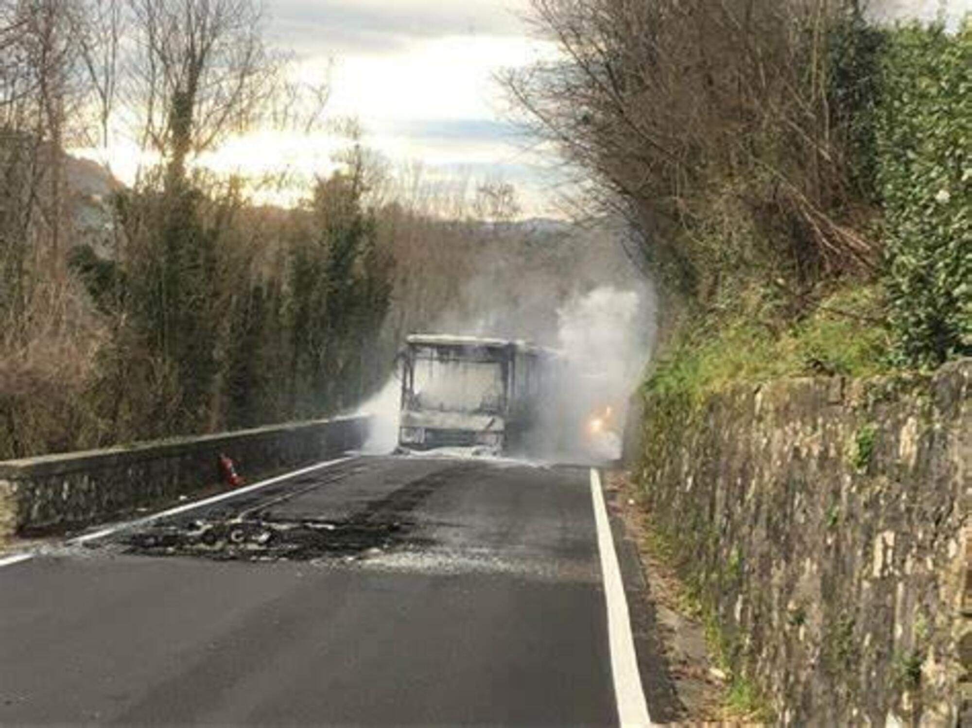 L&#039;autobus in fiamme a Barga