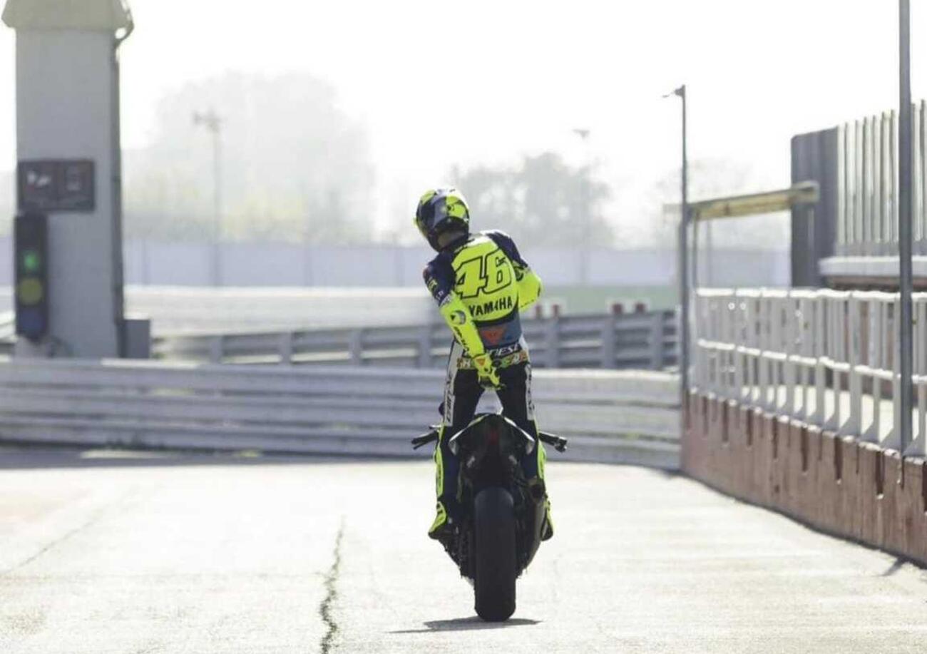 [VIDEO] Valentino Rossi sfida i suoi ragazzi! E&#039; pure Panigale vs R1 sulle montagne russe di Portimao
