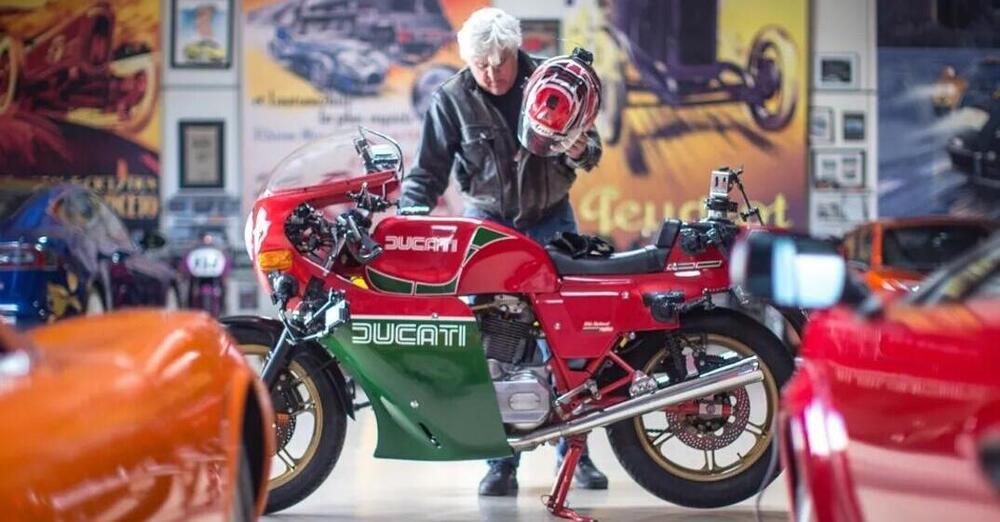 Dopo le ustioni con l&rsquo;auto d&rsquo;epoca, il comico Jay Leno si schianta anche in moto, ma...