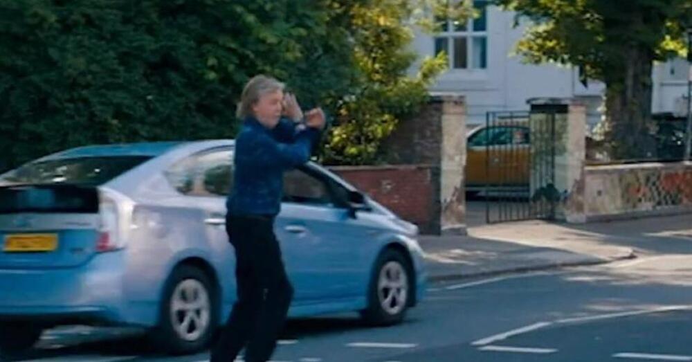 Paul McCartney quasi investito da un&rsquo;auto sulle iconiche strisce pedonali di Abbey Road [VIDEO]