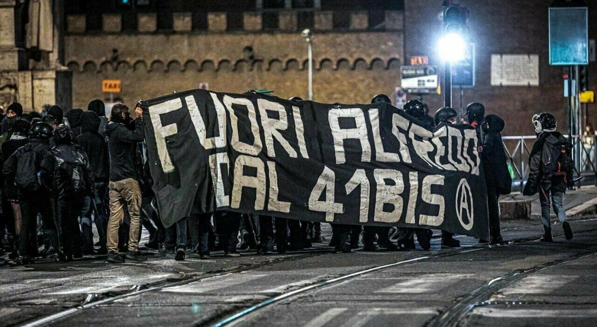 Manifestanti in protesta per Alfredo Cospito