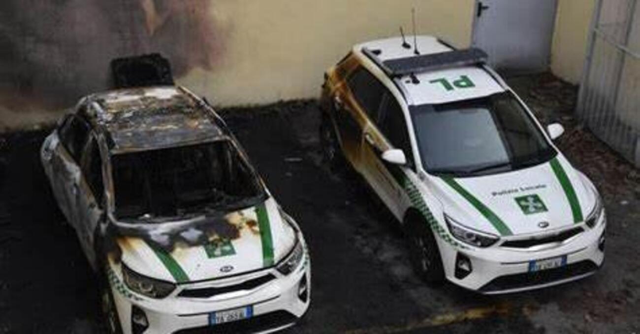 Allarme attentati anarchici: ecco come a Milano e Roma molotov e incendi hanno distrutto le auto di polizia e Telecom