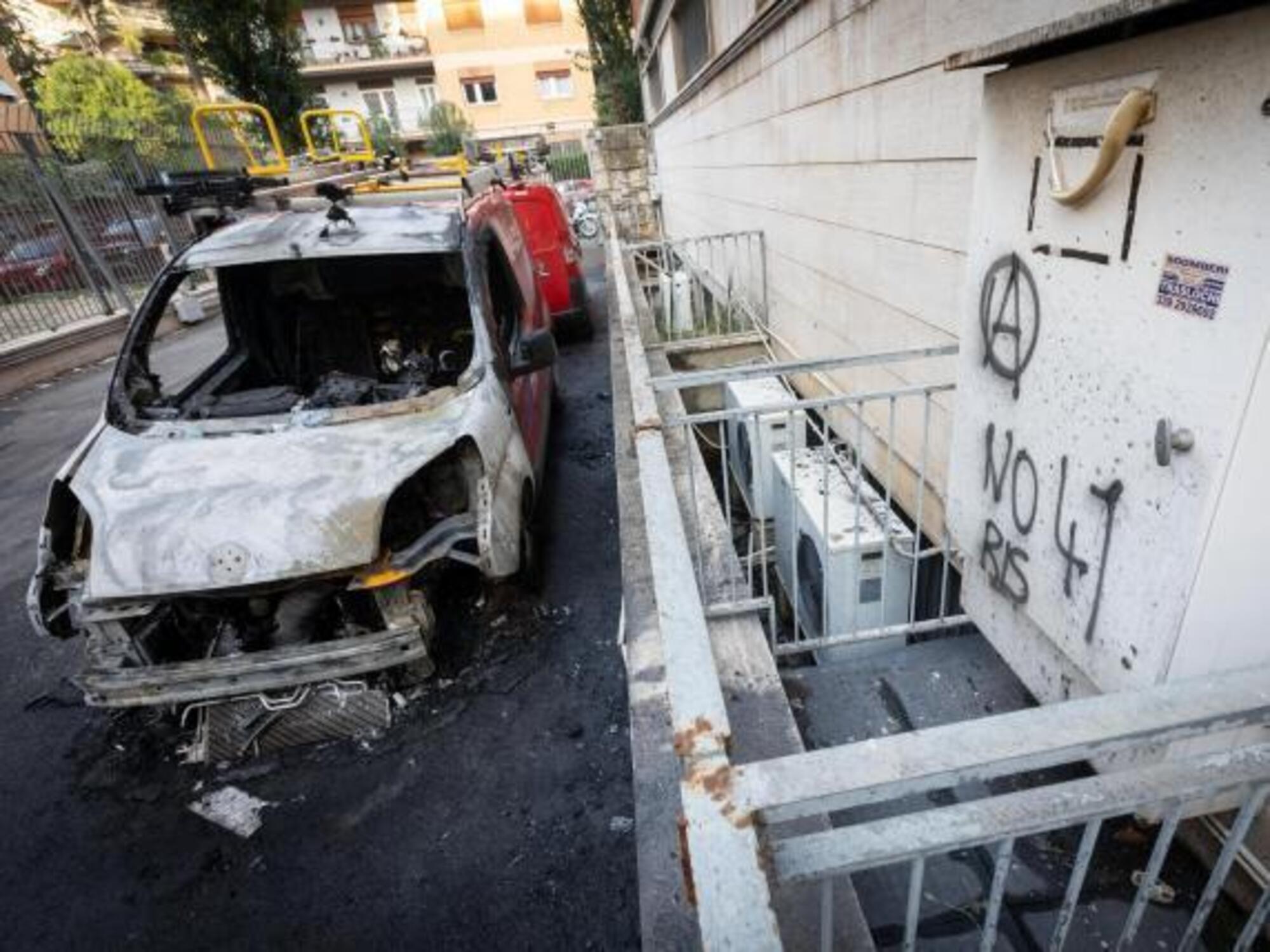 Una delle auto colpite dagli anarchici