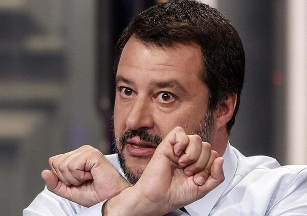 Ma come si fa ad andare a 300 km/h sull&#039;Autofiori e con il cellulare in mano? E Salvini attacca...