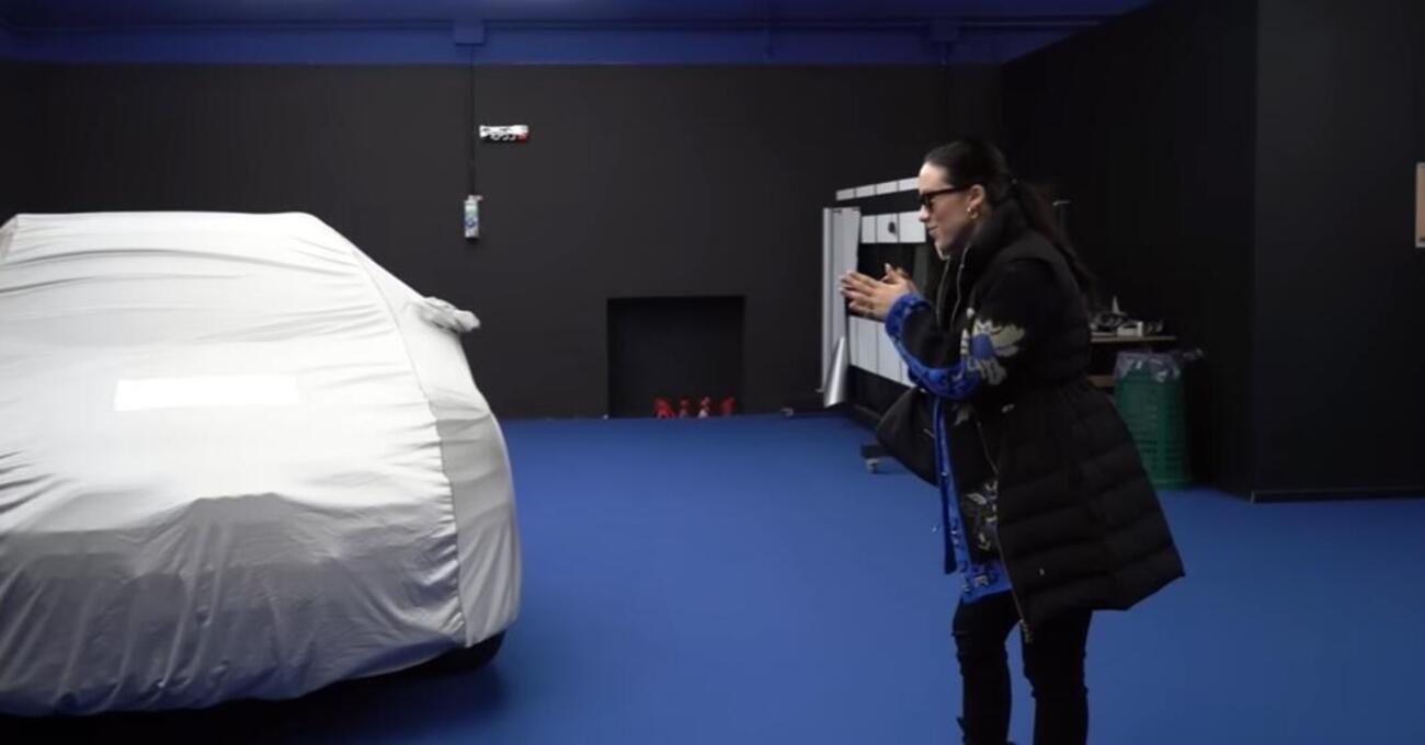 Aurora Ramazzotti si fa customizzare il suv: &ldquo;&Egrave; ignorante, mi si addice. Kim Kardashian levate proprio&rdquo;. Ecco la trasformazione col wrapping [VIDEO]