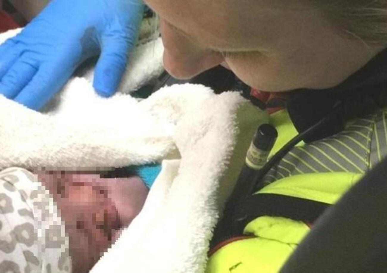 Costretta a partorire in auto, sapete come chiamer&agrave; il figlio? Anas... come la societ&agrave; che gestisce le autostrade
