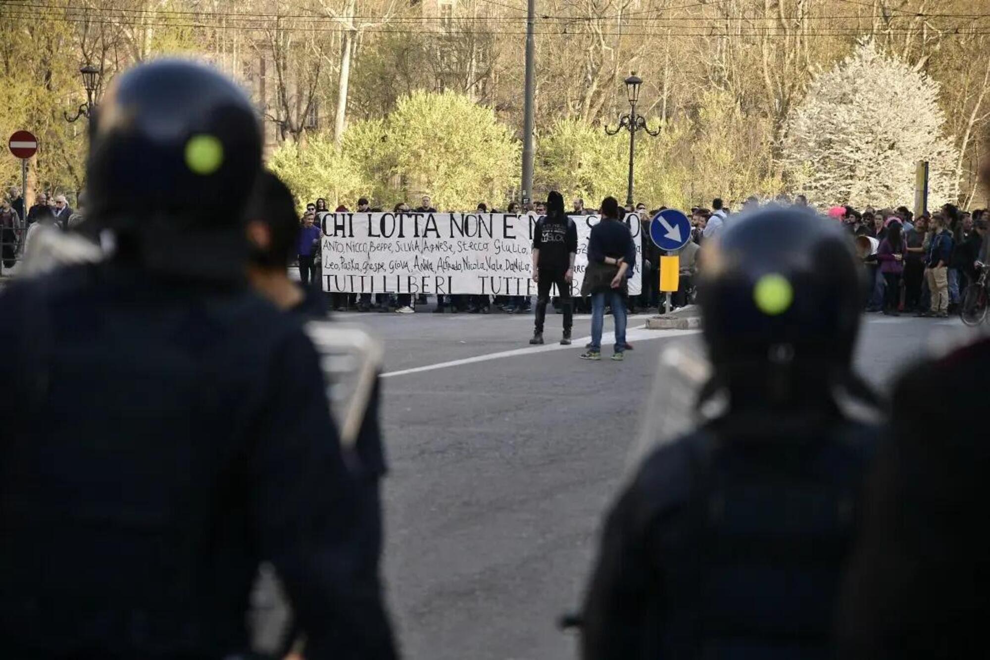 Un altro momento della manifestazione di Torino degli anarchici