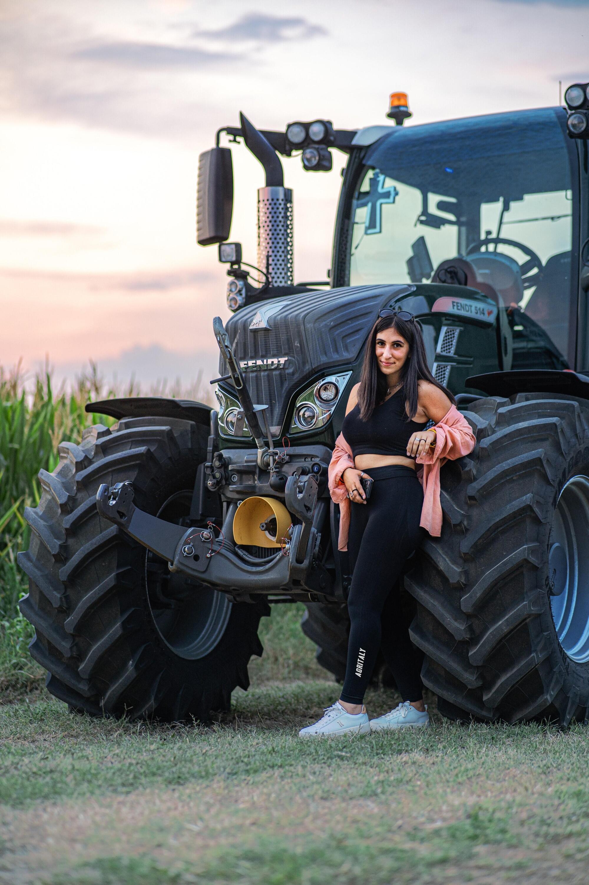 Costanza Bertuzzi con un Fendt 514 Vario