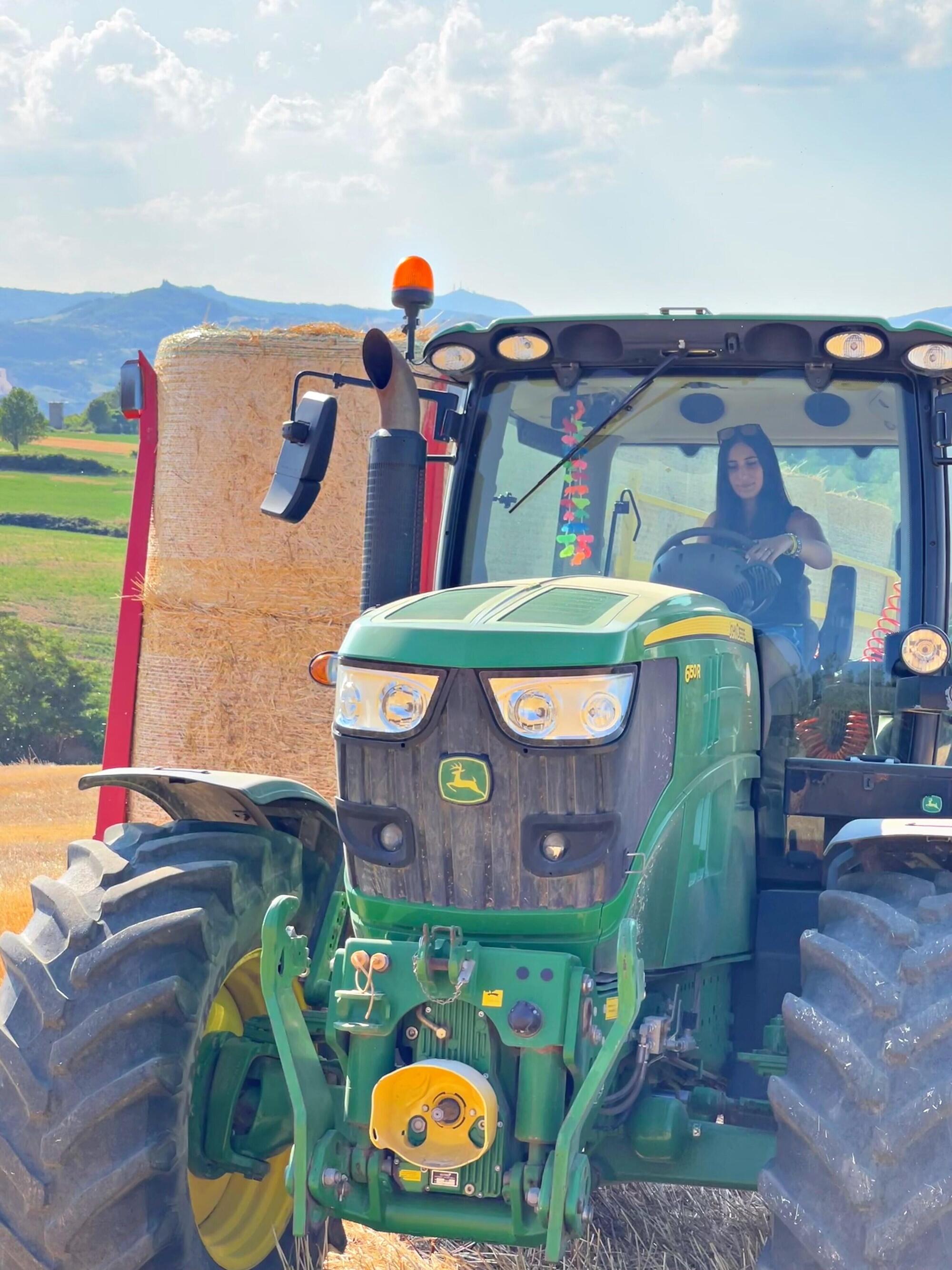 Costanza Bertuzzi con un Trattore John Deere 6150R