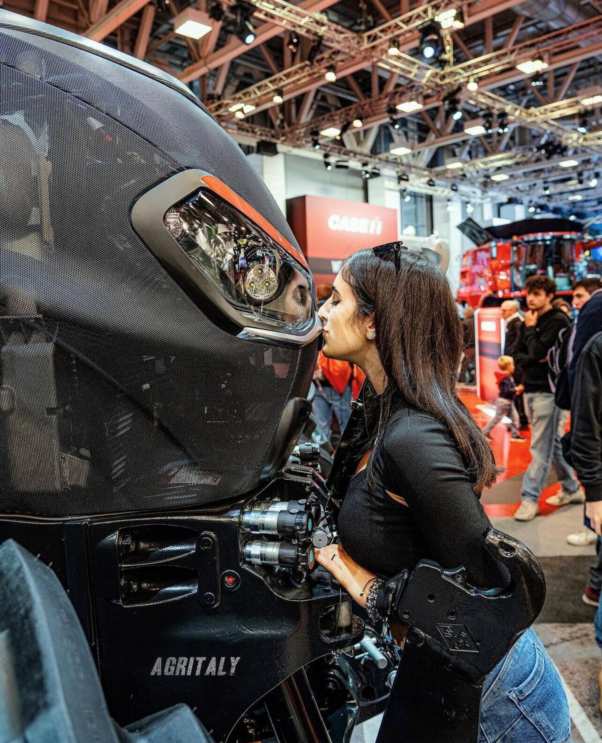 Costanza Bertuzzi con un trattore Case IH x Aprilia limited edition