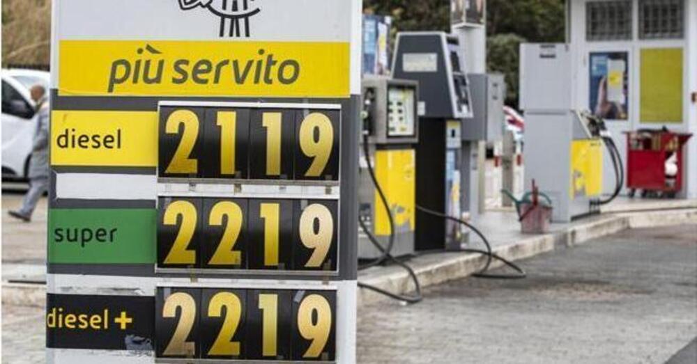 Occhio alla pompa... In arrivo aumenti per benzina e gasolio: ecco perch&eacute;