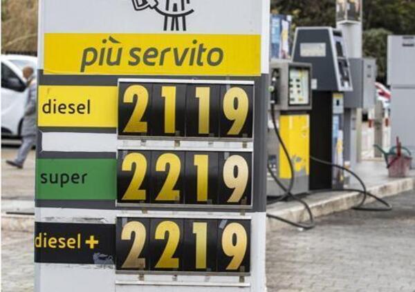 Occhio alla pompa... In arrivo aumenti per benzina e gasolio: ecco perch&eacute;