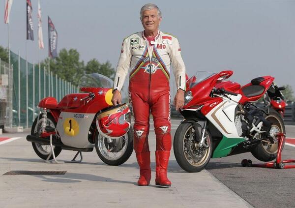 Giacomo Agostini tra gusto e malinconia: &ldquo;Quando sono triste guardo i miei trofei, passo il tempo l&igrave;&quot;