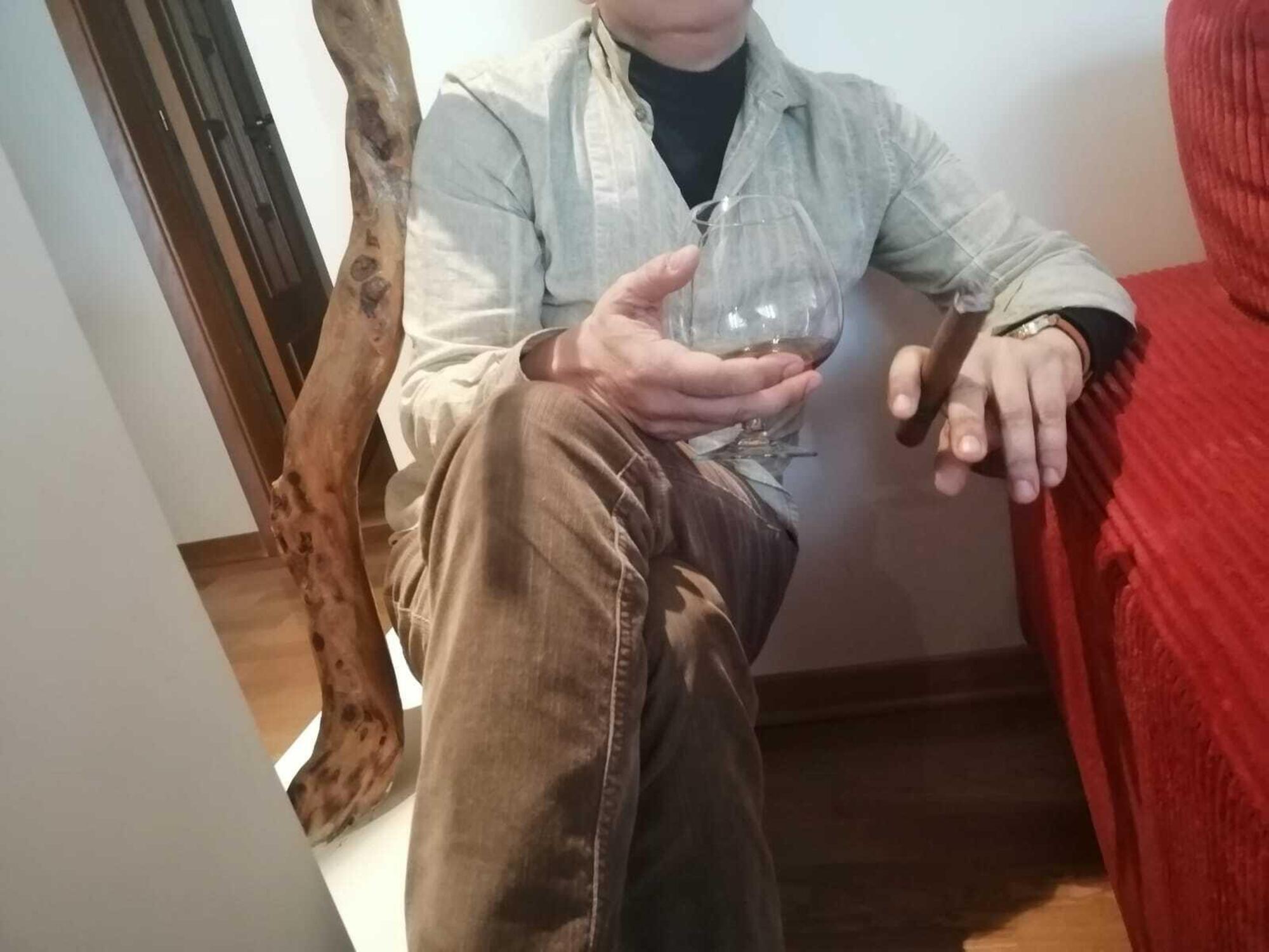 Scusate... il cognac è hennessy, il sigaro un Montecristo.