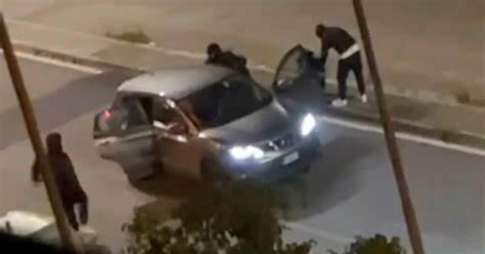 In cinque bloccano un&#039;auto in corsa per rubarla: incredibile scena a Napoli [VIDEO]