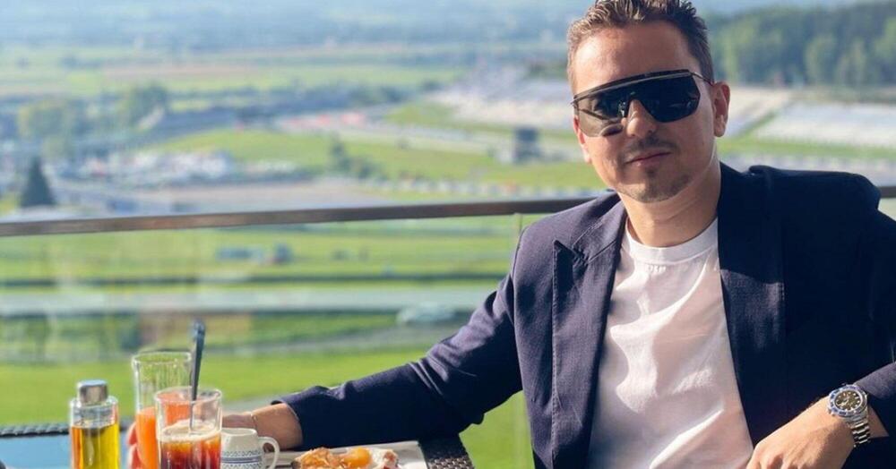 Jorge Lorenzo in Porsche e con al polso orologio diamantato: ecco modello e prezzo (incredibile)