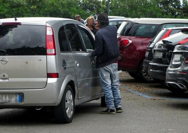 Auto assaltate e clan dei parcheggiatori abusivi, ecco come Napoli &egrave; diventata il regno delle gang