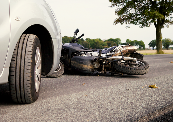 Motociclista cade per non scontrarsi con un&rsquo;auto, ma per i giudici la responsabilit&agrave; &egrave; solo sua