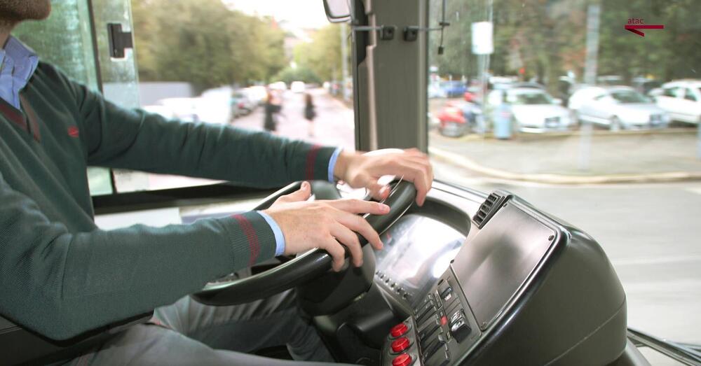 Bambino in lacrime alla fermata del bus, l&rsquo;autista lo fa salire e gli salva la vita. Ecco come