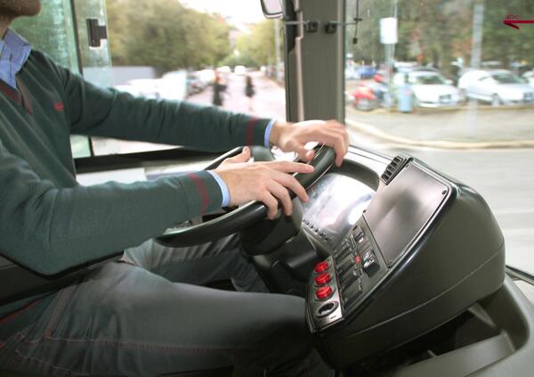 Bambino in lacrime alla fermata del bus, l&rsquo;autista lo fa salire e gli salva la vita. Ecco come