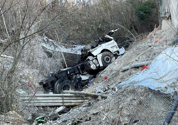 Camion precipita da un viadotto. E sarebbe potuta essere una strage: ecco perch&eacute; [VIDEO]