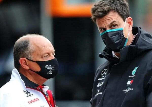 Vasseur sfrutter&agrave; l&rsquo;amicizia con Toto Wolff? Le parole che fanno pensare a una scelta politica molto intelligente 