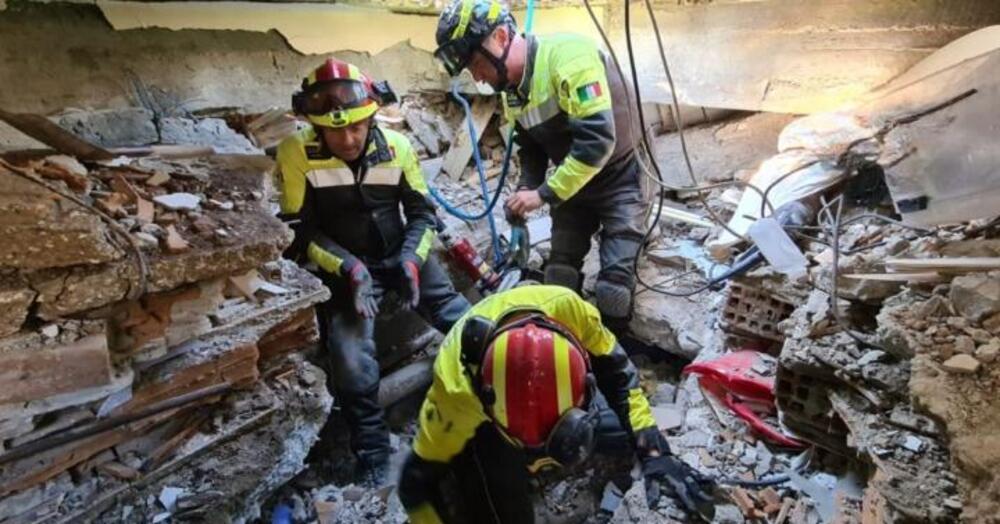 Ecco come i vigili del fuoco italiani salvano un 22enne dalle macerie del terremoto in Turchia 