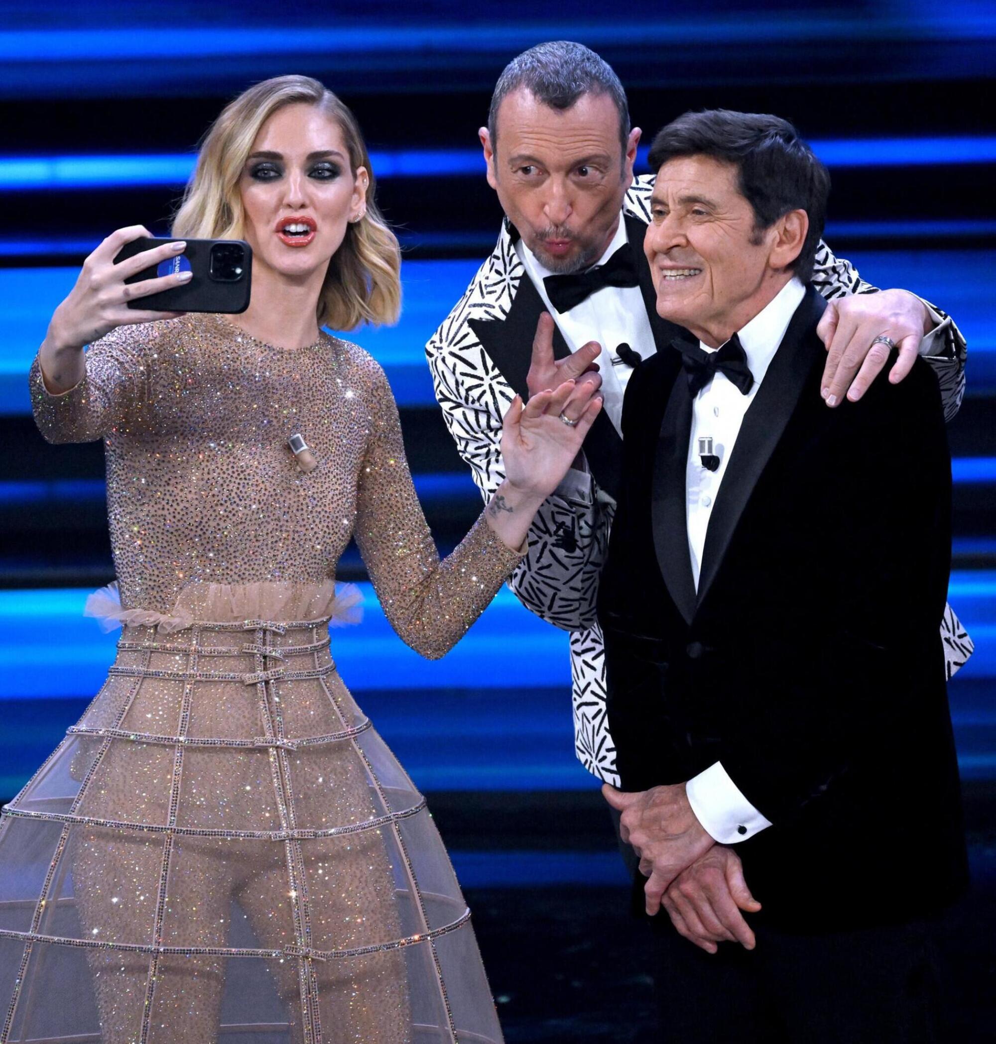 Il primo selfie di Amadeus sul nuovo profilo con Chiara Ferragni e Gianni Morandi