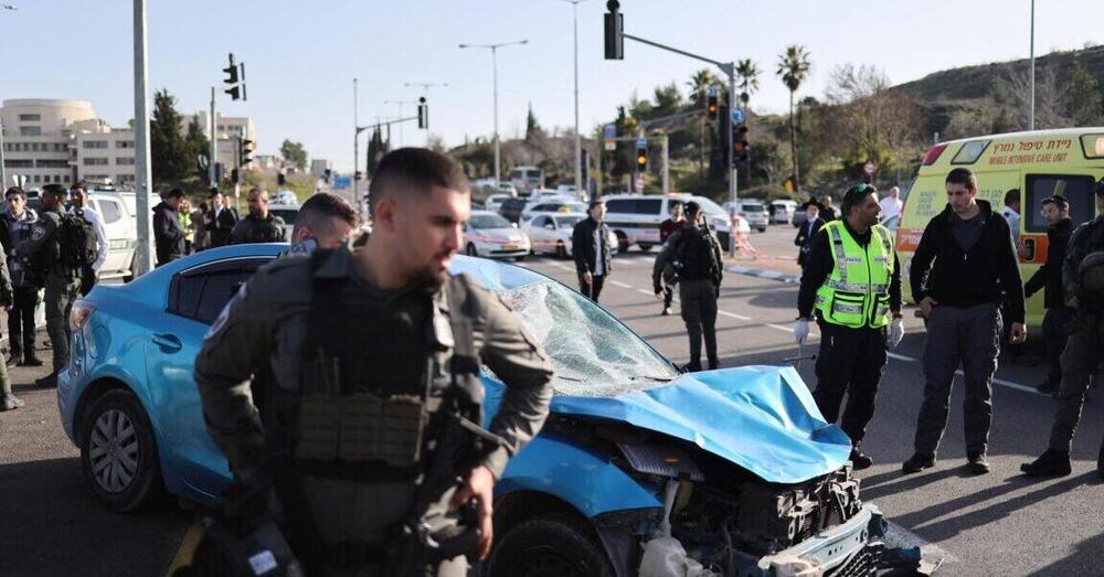 Schianta l&rsquo;auto contro la fermata del bus e muore un bambino di 6 anni. Cos&igrave; tornano gli attentati in Israele