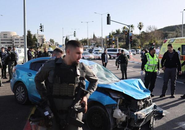 Schianta l&rsquo;auto contro la fermata del bus e muore un bambino di 6 anni. Cos&igrave; tornano gli attentati in Israele