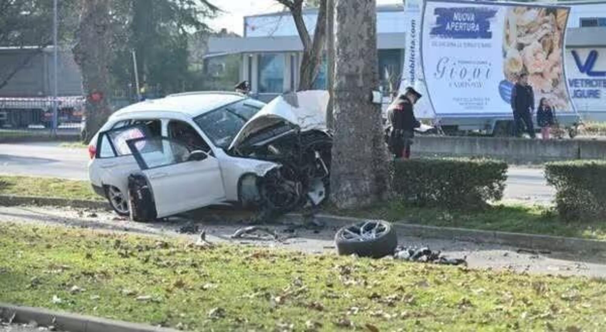 L&#039;auto della donna finita contro un platano a bordo strada