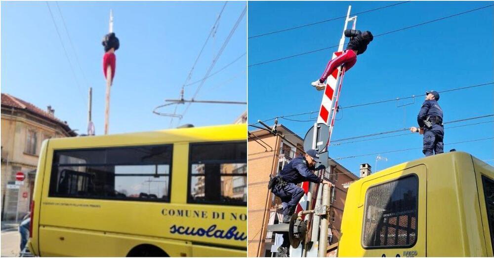 Appeso alla sbarra del passaggio a livello blocca il traffico di auto e treni: che sia una &quot;sfida&quot; social?