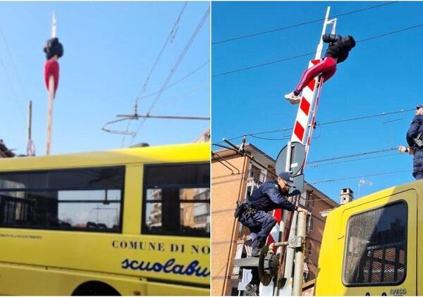 Appeso alla sbarra del passaggio a livello blocca il traffico di auto e treni: che sia una &quot;sfida&quot; social?