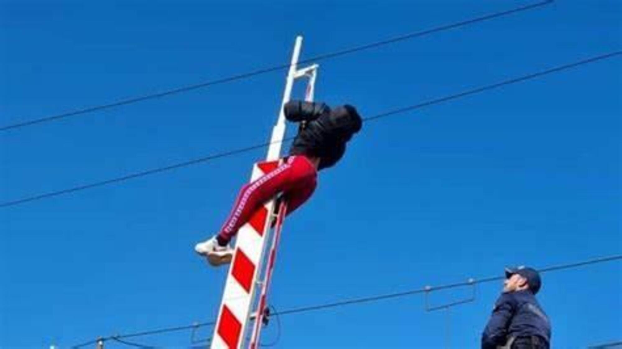 Tredicenne appeso alla sbarra del passaggio a livello 