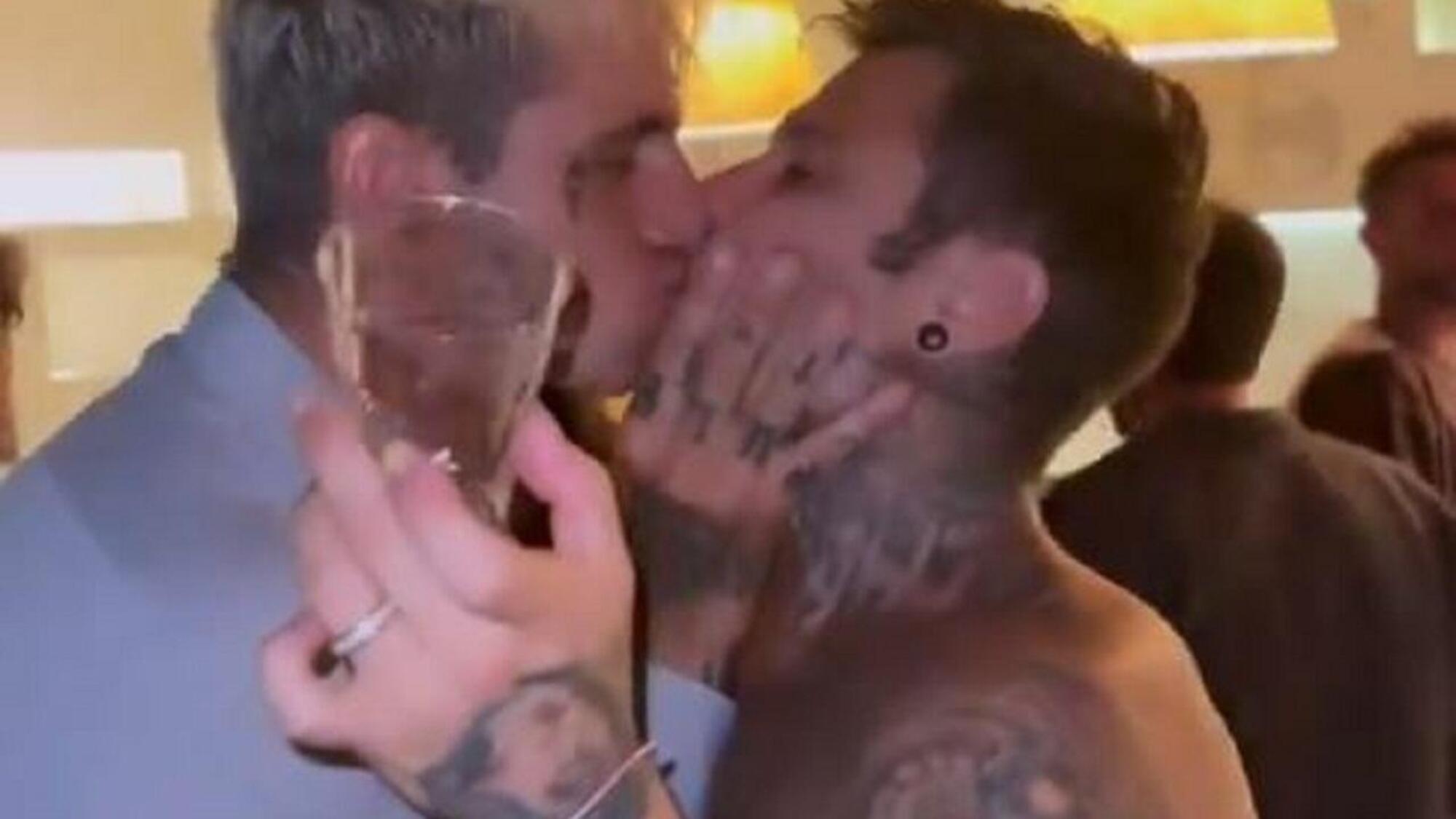 Fedez bacia Achille Lauro 