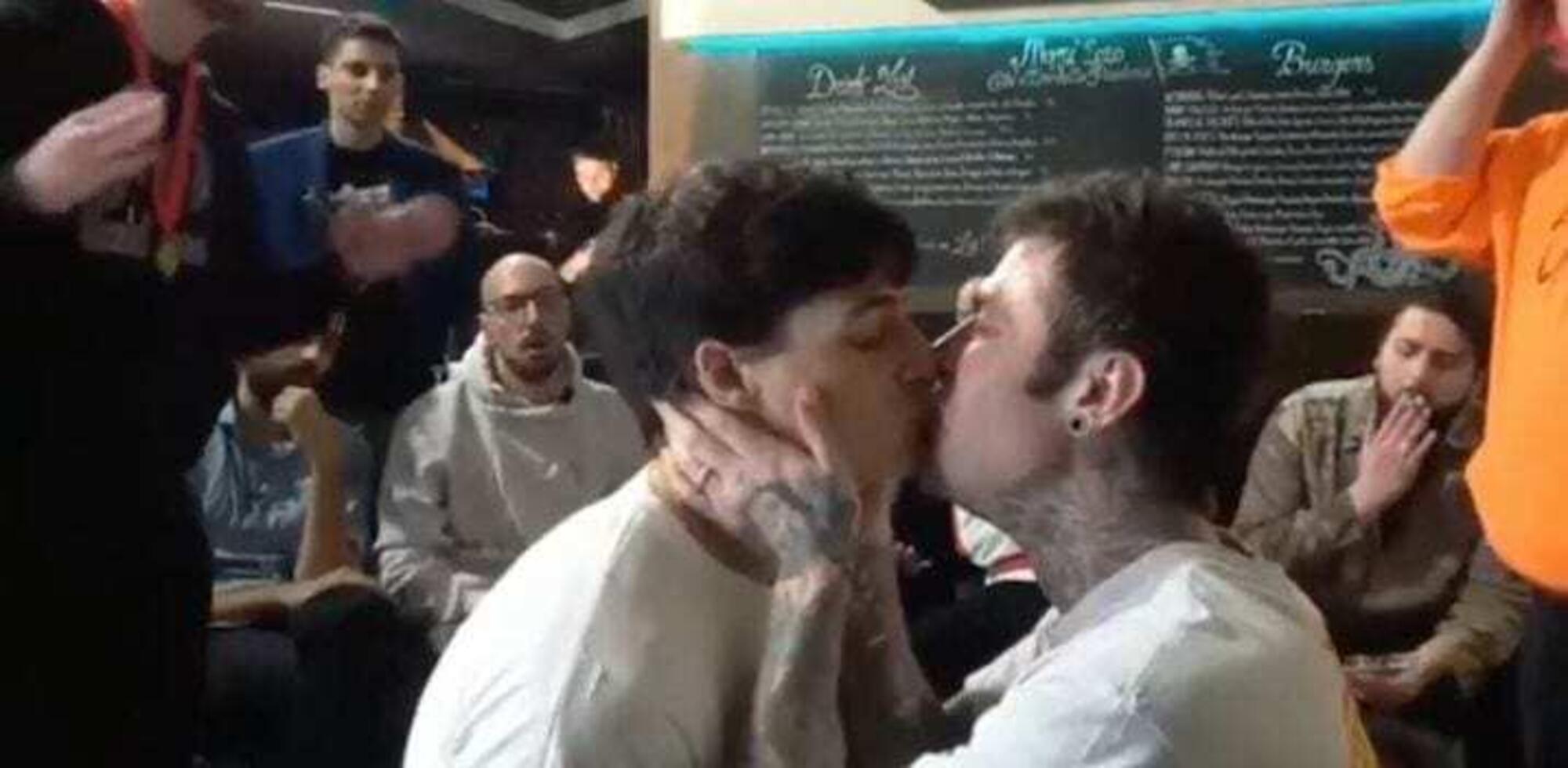 Fedez bacia Luis Sal 