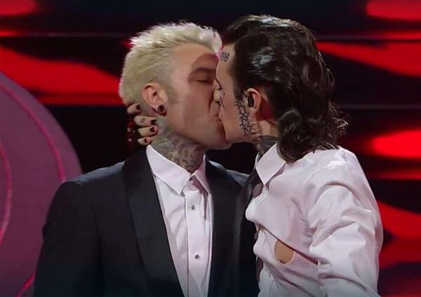 Fedez bacia tutti (non solo a Sanremo): da Rosa Chemical a J-Ax, Achille Lauro, Tananai e&hellip; la lista &egrave; lunga