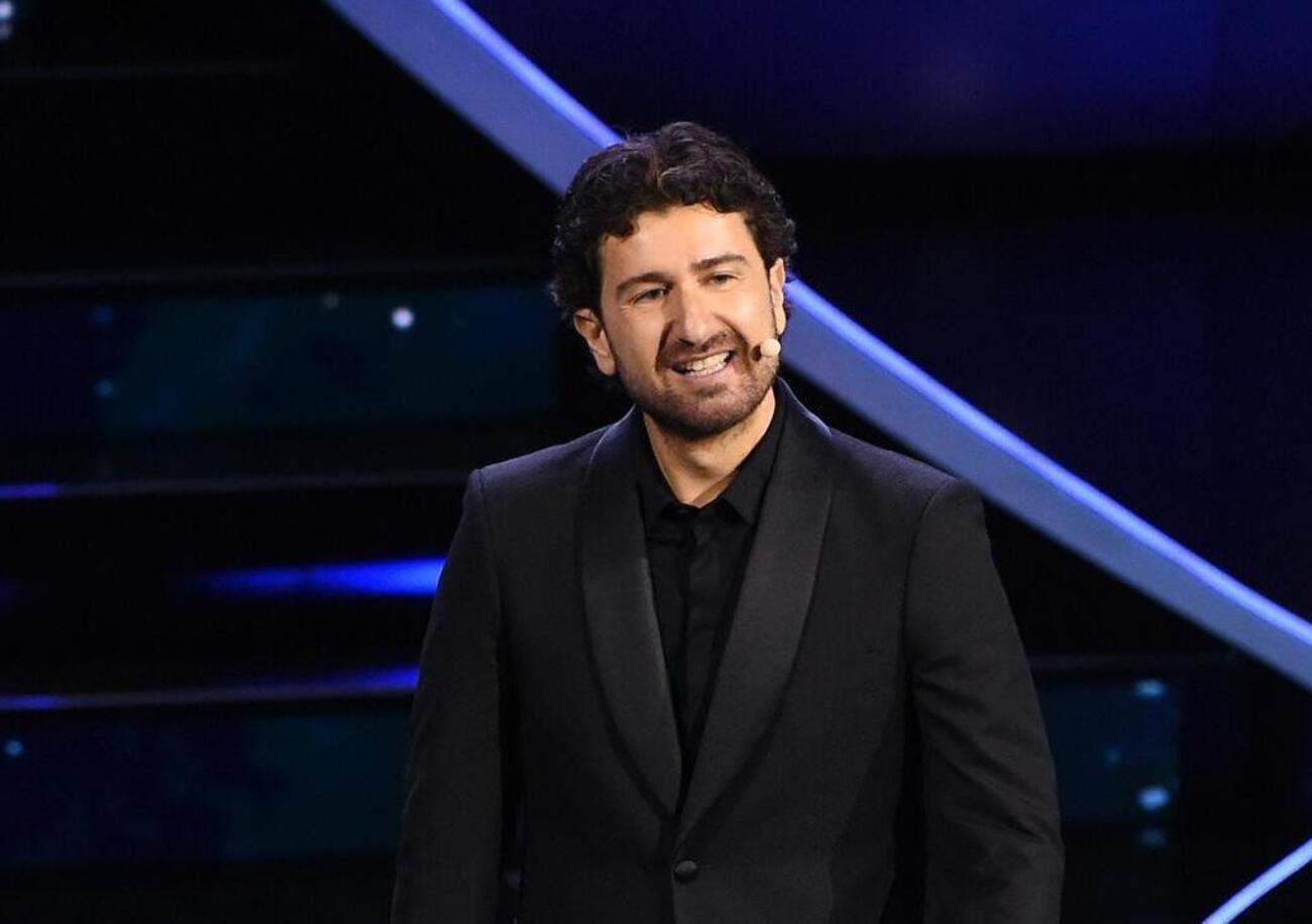 Alessandro Siani prossimo conduttore di Sanremo? Il trionfo del simpatico e del comico decaffeinato di &ldquo;Tramite amicizia&rdquo;