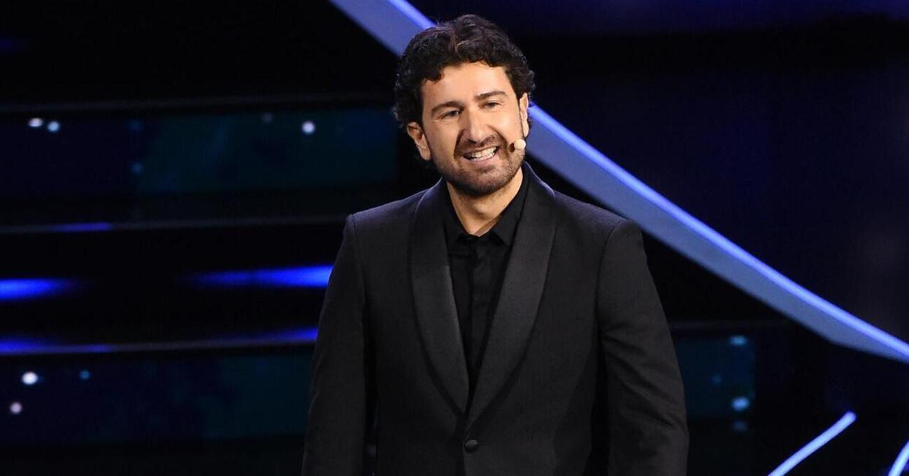 Alessandro Siani prossimo conduttore di Sanremo? Il trionfo del simpatico e del comico decaffeinato di &ldquo;Tramite amicizia&rdquo;