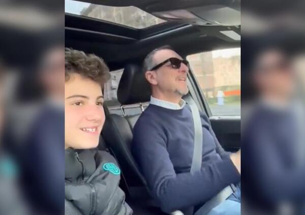 Amadeus, alla guida della sua Mercedes, fa un provino canoro con il figlio Jos&egrave;. Promosso o bocciato? [VIDEO]