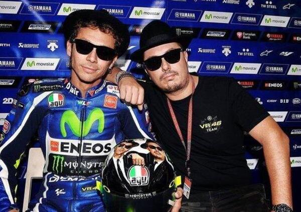 Valentino Rossi e soci presentano il team, ma la notizia &egrave; che si divertono ancora a prenderci tutti per il c**o!