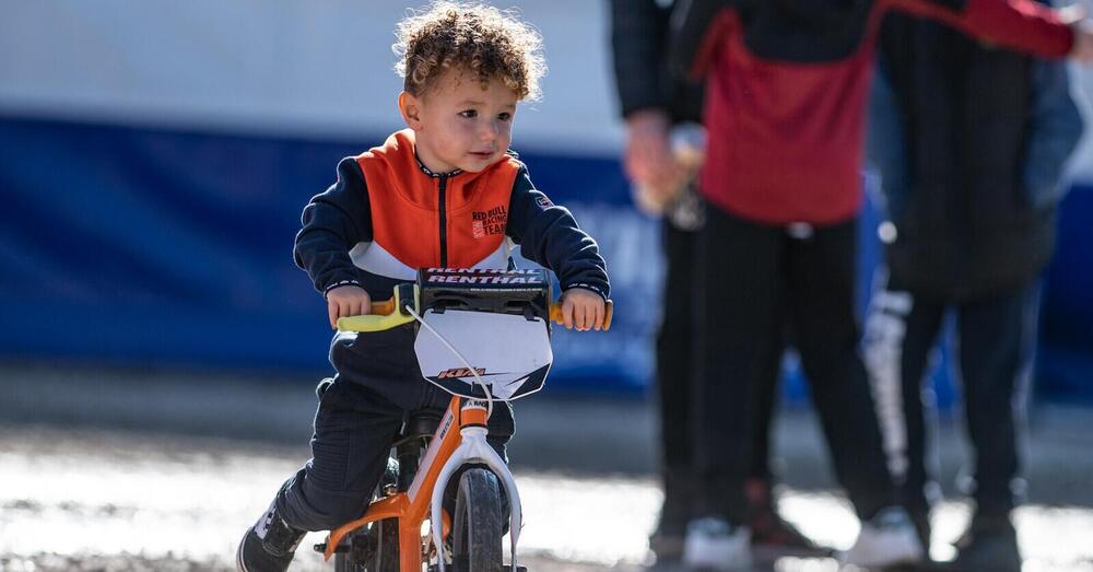 [VIDEO] A 3 anni il figlio di Tony Cairoli ha 35mila followers e gira in pista coi professionisti