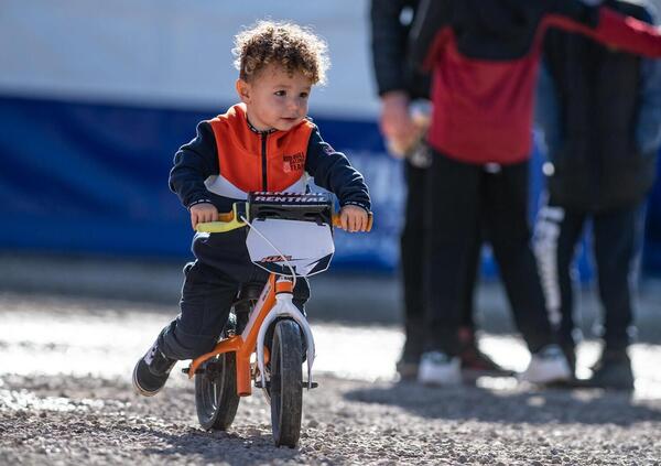 [VIDEO] A 3 anni il figlio di Tony Cairoli ha 35mila followers e gira in pista coi professionisti